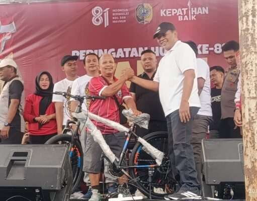 Rejeki Ketua RT! Iman Santoso Ketua RT 05 RW 08 Kepatihan Bawa Pulang Sepeda Gunung di Jalan Sehat HUT RI ke-81