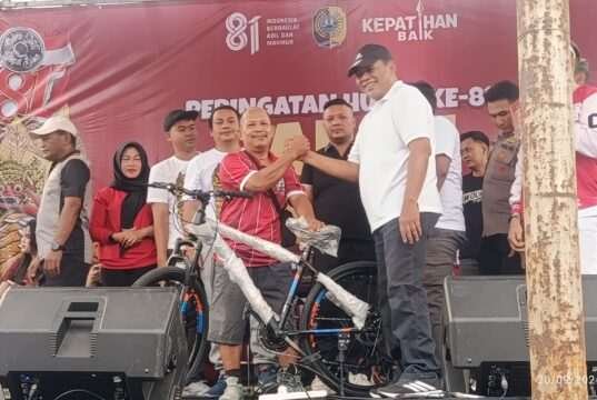 Rejeki Ketua RT! Iman Santoso Ketua RT 05 RW 08 Kepatihan Bawa Pulang Sepeda Gunung di Jalan Sehat HUT RI ke-81
