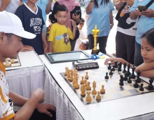 Kenalkan Cabor Berprestasi pada Puncak Haornas 2026, Bupati Lamongan Jajal Pecatur Cilik Nasional