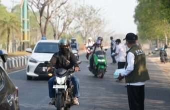 Pemkab Tanah Bumbu Bagikan Masker Gratis, Lindungi Warga dari Kabut Asap Karhutla
