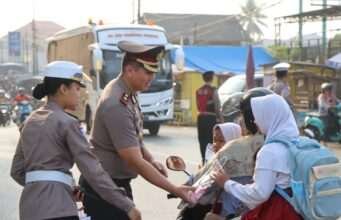 Kapolres Tanah bumbu Turun Langsung Laksanakan Pengaturan Lalulintas Dilingkungan Sekolah