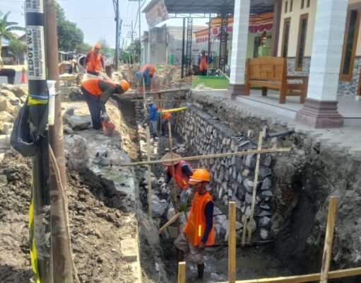 Cipta Karya Realisasikan Pembangunan Peningkatan Saluran Dan Totoar di Desa Sempol