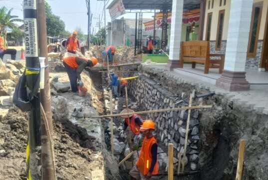 Cipta Karya Realisasikan Pembangunan Peningkatan Saluran Dan Totoar di Desa Sempol