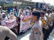 Gelar Aksi Damai, Ratusan Guru MI se Kec Glagah Kecam Penganiayaan Kepala Madrasah oleh Oknum TNI di Adili