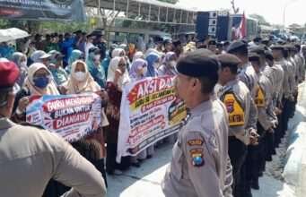 Gelar Aksi Damai, Ratusan Guru MI se Kec Glagah Kecam Penganiayaan Kepala Madrasah oleh Oknum TNI di Adili