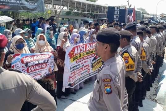 Gelar Aksi Damai, Ratusan Guru MI se Kec Glagah Kecam Penganiayaan Kepala Madrasah oleh Oknum TNI di Adili