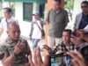 Dandim 0812/Lamongan Tegaskan Sanksi Tegas terhadap Oknum Anggota Terlibat laka lalin di Ngimbang Lamongan, Suksesi Nasional- Komandan Kodim (Dandim) 0812/Lamongan, Letkol Inf Deni Suryo Anggo Digdo, memberikan pernyataan resmi terkait laka lalin lalu lintas yang melibatkan salah satu oknum anggotanya di wilayah Kecamatan Ngimbang, Kabupaten Lamongan. Menanggapi kejadian tersebut, Komandan Kodim 0812/Lamongan Letkol Inf Deni Suryo Anggo Digdo beserta Koramil ngimbang dan jajaranya menyampaikan permohonan maaf yang mendalam kepada korban beserta keluarga besar korban atas laka lalin yang dialami. Letkol Inf Deni Suryo Anggo Digdo menegaskan komitmennya sebagai institusi TNI AD untuk bertanggung jawab penuh “Atas nama pribadi dan satuan Kodim 0812/Lamongan, saya menyampaikan permohonan maaf yang sebesar-besarnya kepada korban dan keluarga meski korban tidak mengalami luka, atas laka lalin lalu lintas di Ngimbang. Kami memastikan bahwa tidak ada toleransi bagi anggota kami terhadap tindak pelanggaran, terlebih yang merugikan masyarakat,” ujar Letkol Inf Deni Suryo Anggo Digdo dalam keterangannya. Tak hanya itu Kodim 0812/Lamongan juga telah mengambil langkah cepat dengan mengamankan oknum anggota yang bersangkutan. Kasus ini sudah selesaikan dengan kekeluargaan Letkol Inf Deni juga menegaskan oknum tersebut akan dijatuhi sanksi tegas Jajaran pimpinan Kodim 0812/Lamongan telah melakukan konfirmasi langsung serta mengunjungi korban dan keluarga korban untuk menyampaikan permohonan maaf secara langsung sebagai bentuk iktikad baik dan pertanggungjawaban moral institusi. Sebagai wujud empati dan kepedulian, Kodim 0812/Lamongan memberikan santunan. Kedua belah pihak dari korban dan tersangka juga bersepakat membuat surat pernyataan yang menyatakan bahwa persoalan ini telah diselesaikan sehingga tidak ada tuntutan di kemudian hari Letkol Inf Deni Suryo Anggo Digdo juga menegaskan kembali bahwa laka lalin ini menjadi bahan evaluasi dan pembinaan internal yang ketat di jajaran Kodim 0812/Lamongan agar seluruh prajurit senantiasa menjaga sikap, kedisiplinan, serta menjunjung tinggi nilai-nilai Sapta Marga dan Sumpah Prajurit di tengah-tengah masyarakat.(rul)