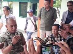 Dandim 0812/Lamongan Tegaskan Sanksi Tegas terhadap Oknum Anggota Terlibat laka lalin di Ngimbang Lamongan, Suksesi Nasional- Komandan Kodim (Dandim) 0812/Lamongan, Letkol Inf Deni Suryo Anggo Digdo, memberikan pernyataan resmi terkait laka lalin lalu lintas yang melibatkan salah satu oknum anggotanya di wilayah Kecamatan Ngimbang, Kabupaten Lamongan. Menanggapi kejadian tersebut, Komandan Kodim 0812/Lamongan Letkol Inf Deni Suryo Anggo Digdo beserta Koramil ngimbang dan jajaranya menyampaikan permohonan maaf yang mendalam kepada korban beserta keluarga besar korban atas laka lalin yang dialami. Letkol Inf Deni Suryo Anggo Digdo menegaskan komitmennya sebagai institusi TNI AD untuk bertanggung jawab penuh “Atas nama pribadi dan satuan Kodim 0812/Lamongan, saya menyampaikan permohonan maaf yang sebesar-besarnya kepada korban dan keluarga meski korban tidak mengalami luka, atas laka lalin lalu lintas di Ngimbang. Kami memastikan bahwa tidak ada toleransi bagi anggota kami terhadap tindak pelanggaran, terlebih yang merugikan masyarakat,” ujar Letkol Inf Deni Suryo Anggo Digdo dalam keterangannya. Tak hanya itu Kodim 0812/Lamongan juga telah mengambil langkah cepat dengan mengamankan oknum anggota yang bersangkutan. Kasus ini sudah selesaikan dengan kekeluargaan Letkol Inf Deni juga menegaskan oknum tersebut akan dijatuhi sanksi tegas Jajaran pimpinan Kodim 0812/Lamongan telah melakukan konfirmasi langsung serta mengunjungi korban dan keluarga korban untuk menyampaikan permohonan maaf secara langsung sebagai bentuk iktikad baik dan pertanggungjawaban moral institusi. Sebagai wujud empati dan kepedulian, Kodim 0812/Lamongan memberikan santunan. Kedua belah pihak dari korban dan tersangka juga bersepakat membuat surat pernyataan yang menyatakan bahwa persoalan ini telah diselesaikan sehingga tidak ada tuntutan di kemudian hari Letkol Inf Deni Suryo Anggo Digdo juga menegaskan kembali bahwa laka lalin ini menjadi bahan evaluasi dan pembinaan internal yang ketat di jajaran Kodim 0812/Lamongan agar seluruh prajurit senantiasa menjaga sikap, kedisiplinan, serta menjunjung tinggi nilai-nilai Sapta Marga dan Sumpah Prajurit di tengah-tengah masyarakat.(rul)