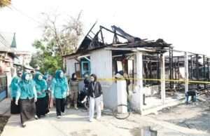 Ketua TP PKK Tanah Bumbu Kunjungi Korban Kebakaran Gang Andalas, Serahkan Bantuan untuk 16 Rumah Terdampak
