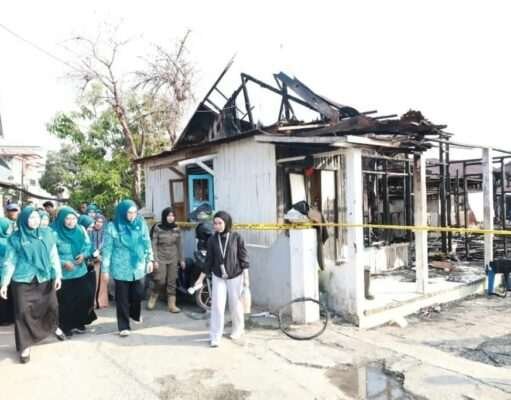 Ketua TP PKK Tanah Bumbu Kunjungi Korban Kebakaran Gang Andalas, Serahkan Bantuan untuk 16 Rumah Terdampak