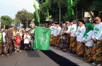 Puncak Hari Santri 2026, Ribuan Warga NU Lamongan Ikuti Jalan Sehat Bersarung