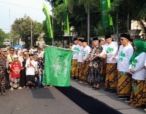 Puncak Hari Santri 2026, Ribuan Warga NU Lamongan Ikuti Jalan Sehat Bersarung