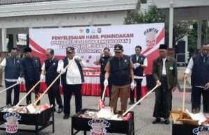 Selamatkan Kerugian 1,2 M, Ratusan Ribu Batang Rokok Ilegal Dimusnahkan di Lamongan