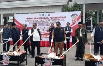 Selamatkan Kerugian 1,2 M, Ratusan Ribu Batang Rokok Ilegal Dimusnahkan di Lamongan