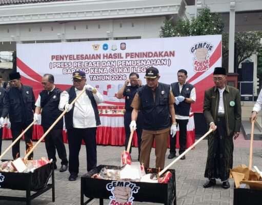 Selamatkan Kerugian 1,2 M, Ratusan Ribu Batang Rokok Ilegal Dimusnahkan di Lamongan