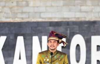 Hari Sumpah Pemuda ke-98, Bupati Tanah Bumbu Andi Rudi Latif Berikan Penghargaan kepada Pemuda Berprestasi