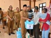 Pemkab Tulungagung Salurkan Bantuan 104 Paket Sembako Kepada Warga Desa Kradinan, Ini Tandas Plt Bupati Tulungagung