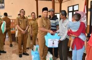 Pemkab Tulungagung Salurkan Bantuan 104 Paket Sembako Kepada Warga Desa Kradinan, Ini Tandas Plt Bupati Tulungagung