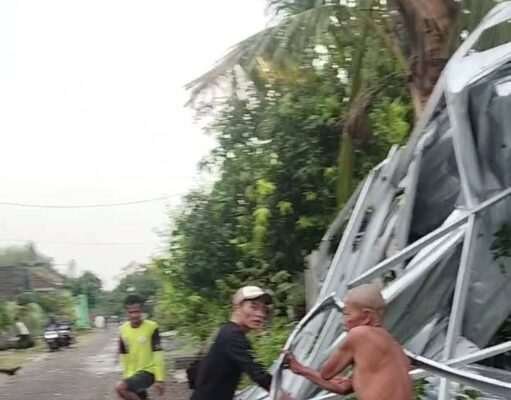 Hujan Deras Disertai Angin Beliyung Pora-porandakan Desa Jenangan